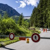 Une vue de la barriere qui ferme la route, suite a l'eboulement de roches proche du barrage de la Grande Dixence le jeudi 17 juillet 2025 depuis Meribe sur la commune d'Heremence en Valais. La Commune d'Heremence annonce qu'en raison d'un important eboulement survenu le samedi 12 juillet 2025 dans le secteur de la Grande Dixence, des mesures de securite immediates ont ete prises, avec la fermeture de l'acces au barrage de la Grande Dixence. Environ 5'000 metres cubes de roches se sont detaches de la falaise surplombant le site. (KEYSTONE/Jean-Christophe Bott)